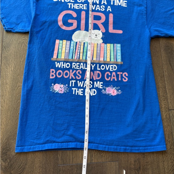 Funny Cat and Books Graphic T-Shirt - Picture 5 of 7